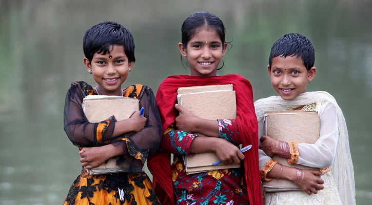 শিশুরা আদর ভালোবাসা চায়